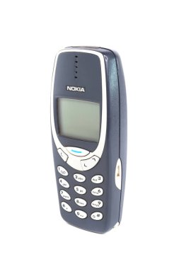 Beyaz arka planda eski model cep telefonu Nokia 3310. İzole edilmiş. Bergamo, İtalya - 24 Mart 2021.