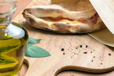 Pinsa romana ve scrocchiarella gurme İtalyan mutfağı. İtalya 'da geleneksel yemek.