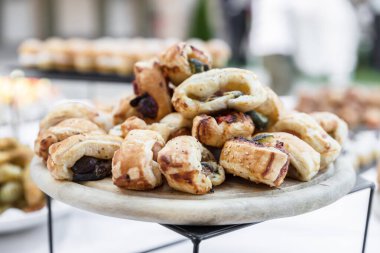Çeşitli vol au vent ile yuvarlak ahşap kesim tahtası. Parti zamanı. Sosyal etkinlik.