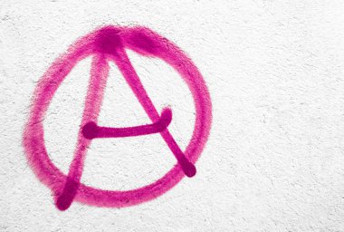 Duvarda pembe anarşi sembolü. Dokular, arka planlar ve kavramlar için ideal. Boşluğu kopyala.
