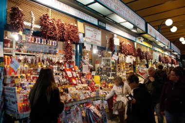 Budapeşte (Macaristan). Budapeşte Merkez Pazarı 'ndaki gıda tezgahı (Budapeşte Büyük Pazar Salonu))