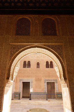 Granada (İspanya). Granada 'daki Alhambra Sarayı' nın Nasrid Sarayı 'ndaki Kısraklar Sarayı' nın Altın Odası 'na giriş.