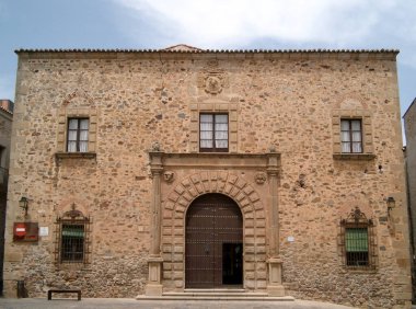 Caceres (İspanya). Şehrin anıtsal kompleksindeki Piskoposluk Sarayı