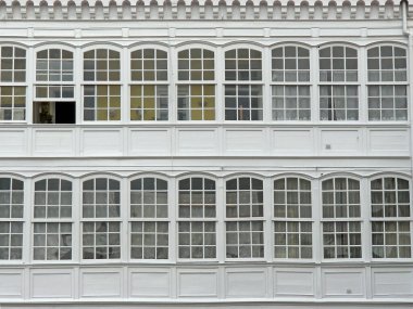 Aviles (Asturias) İspanya. Market Square veya Aviles şehir içinde kardeşler Orbn evlerin mimari detay