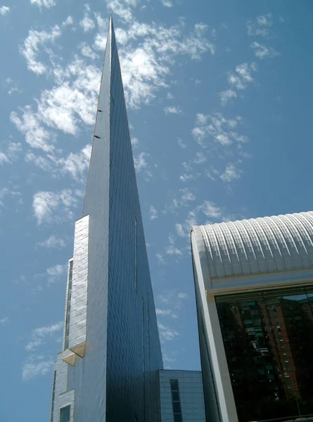 Malaga (İspanya). Malaga şehrinin fuarlar ve kongreleri sarayının dış tasarımı ve tasarımı