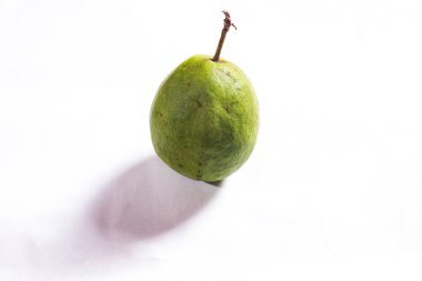 Beyaz arkaplanda yeşil guava