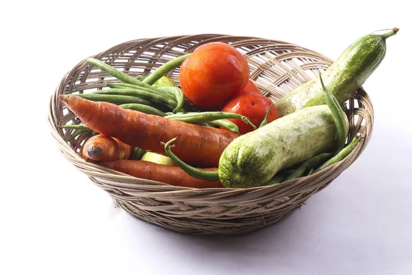 Sebze, havuç, domates, salatalık ve sepetteki fasulye gibi.