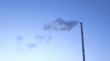 Kimyasal tesis mavi gökyüzüne duman ve buhar pompalıyor.
