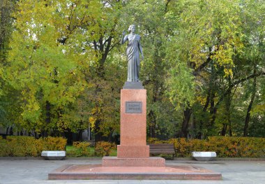 Moskova, Rusya. 28 Eylül 2021: Indira Gandi Meydanı 'ndaki Indira Gandi Anıtı. Ramenki 'deki Komov.