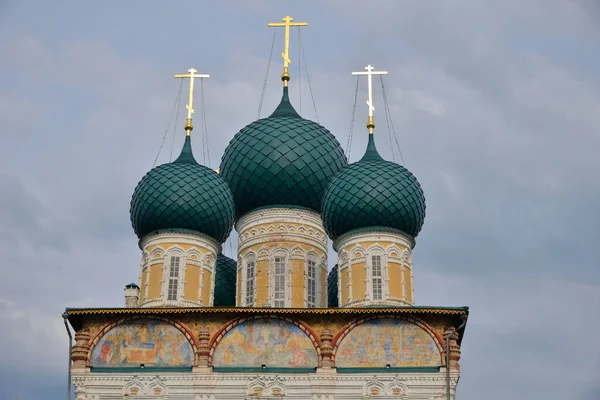 ロシアヤロスラヴル州ツタエフの夏にヴォルガ川右岸に17世紀の復活大聖堂のドーム — ストック写真