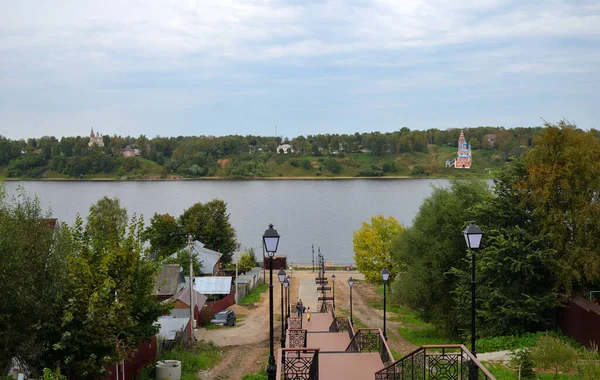 Σκάλες Στο Δρόμο Volzhskaya Ανάχωμα Στη Δεξιά Όχθη Του Ποταμού — Φωτογραφία Αρχείου