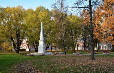 Obelisk 18. yüzyılın doğal tarihi, mimari ve eğlence kompleksi 