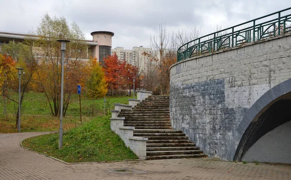 Átjáró Nyikulinszkaja Utca Alatt Iskolások Parkjától Troparevszkij Parkig Ősszel Moszkva — Stock Fotó