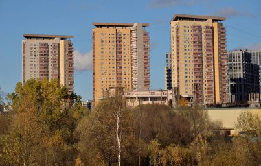 Güneşli bir sonbahar gününde, Troparevsky Park 'tan Moskova, Rusya' daki konut manzarası