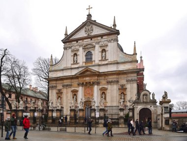 Krakow, Polonya, 23 Aralık 2018: Aziz Peter ve Paul Kilisesi (15971619), Polonya 'nın başkenti Krakow' da Grodzka Caddesi 'ndeki Katolik Barok Kilisesi.