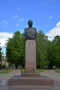 Kostroma, Rusya, 25 Mayıs 2021: Sovyetler Birliği Kahramanı Hava Mareşali A.A. Novikov 'un heykeltraş E.V. Komsomolskaya caddesinin köşesindeki Vuchetich, Rusya Altın Çemberi.