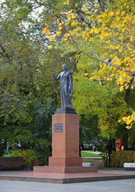 Moskova, Rusya. 28 Eylül 2021: Indira Gandi Meydanı 'ndaki Indira Gandi Anıtı. Ramenki 'deki Komov.