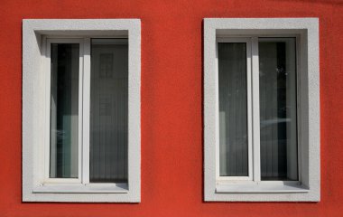 Panjurlu iki pencereli kırmızı duvar