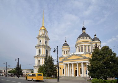 Rybinsk, Yaroslavl bölgesi, Rusya, Eylül 04, 2021: Cross (Krestovaya) Caddesi üzerindeki Spaso-Dönüşüm Katedrali (Lord Katedrali)