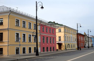 Rybinsk, Yaroslavl bölgesi, Rusya, Eylül 04, 2021: Krestovaya (Cross) Caddesi Rybinsk şehrinin ana tarihi ve ticari caddesidir. 