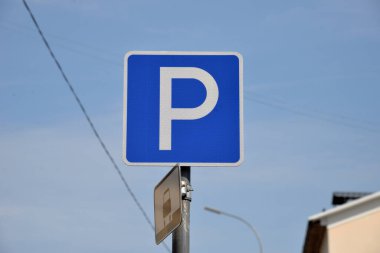 Mavi gökyüzü arka planındaki evde park tabelası 