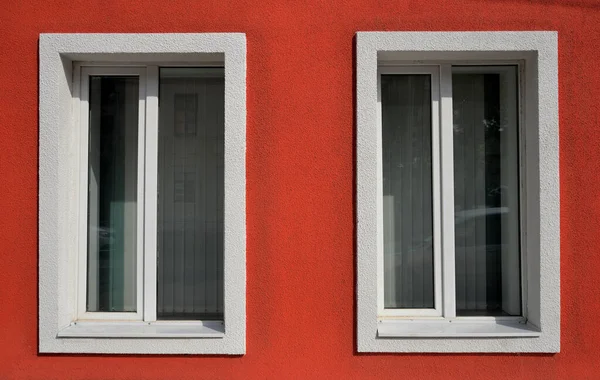 Parede Vermelha Com Duas Janelas Com Persianas — Fotografia de Stock