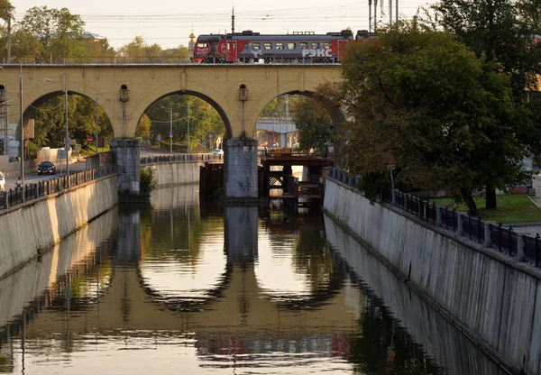 Moscou Rússia Agosto 2021 Viaduto Andronikov Ponte Ferroviária Sobre Rio — Fotografia de Stock