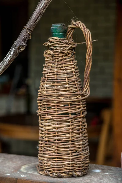 Używana Stara Butelka Wina Opakowaniu Wikliny — Zdjęcie stockowe