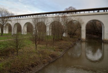 Rostokino Aqueduct, Millionny Köprüsü olarak da bilinir, Rostokino Bölgesi 'ndeki Yauza Nehri üzerinde taş su kemeri, 1780-1804, Moskova, Rusya