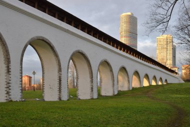 Rostokino Aqueduct, Millionny Köprüsü olarak da bilinir, Rostokino Bölgesi 'ndeki Yauza Nehri üzerinde taş su kemeri, 1780-1804, Moskova, Rusya