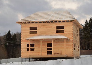 Kışın ahşap ev inşaatının başlaması