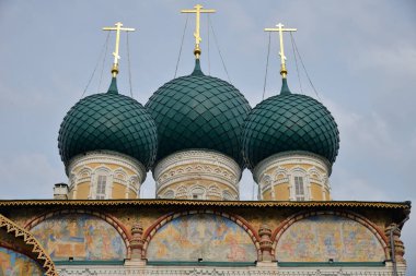 17. yüzyılın Diriliş Katedrali yazın Volga Nehri 'nin sağ kıyısında, Tutayev, Yaroslavl Bölgesi, Rusya