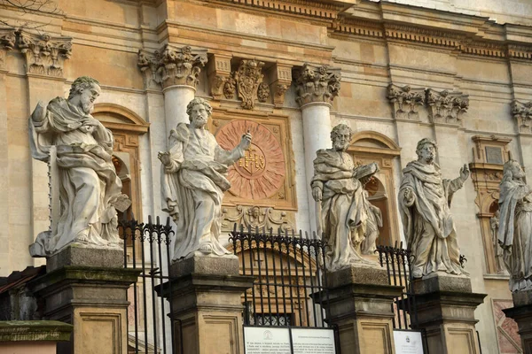 Krakow Poland December 2018 Sculptures Fence Catholic Church Holy Apostles — Fotografia de Stock