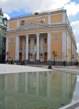 Moskova, Rusya, 9 Nisan 2021: Rusya Federasyonu Ticaret ve Sanayi Odası (RF CCI) İlyinka Caddesi ve Birzhevaya Meydanı 'ndaki Çeşme