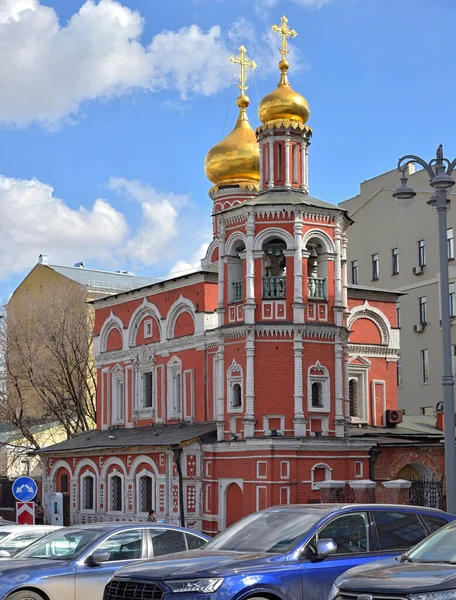 14世纪在俄罗斯莫斯科斯拉夫扬斯卡亚广场的全圣徒教堂 — 图库照片