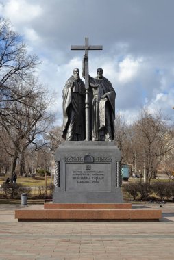 Moskova, Rusya, 9 Nisan 2021: Cyril ve Methodius kardeşlerin anıtı, Slavyanskaya Meydanı 'ndan çok uzak olmayan Lubyansky geçidinde Slav alfabesinin yaratıcıları. Heykeltıraş Vyacheslav Klykov, mimar Yuri Grigoriev