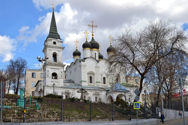 2021年4月9日 俄罗斯莫斯科 16世纪初旧园中的圣弗拉迪米尔教堂 — 图库照片