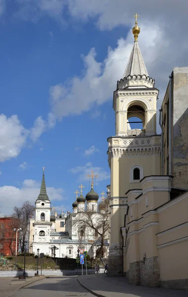 2021年4月9日 俄罗斯莫斯科 16世纪早期旧花园中的圣弗拉迪米尔教堂和16世纪中心的伊凡诺夫斯基斯塔罗皮能力修道院 位于林荫大道内 至基泰戈罗德 — 图库照片