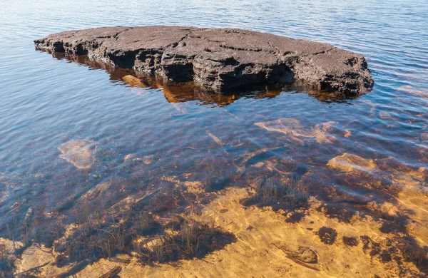 Grote Platte Steen Het Meer Zomer Karelië Rusland — Stockfoto