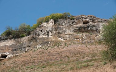 Chufut-Kale 'nin kayalık yamaçlarındaki mağaralar, Kırım Dağları' ndaki ortaçağ şehir kalesi, Kırım Karayipleri 'nin ulusal anıtı, şimdi harabeler içinde yatıyor, merkezi Kırım' da.
