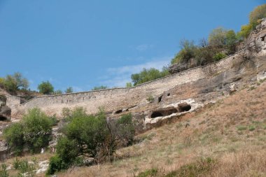 Chufut-Kale 'nin kayalık yamaçlarındaki mağaralar, Kırım Dağları' ndaki ortaçağ şehir kalesi, Kırım Karayipleri 'nin ulusal anıtı, şimdi harabeler içinde yatıyor, merkezi Kırım' da.