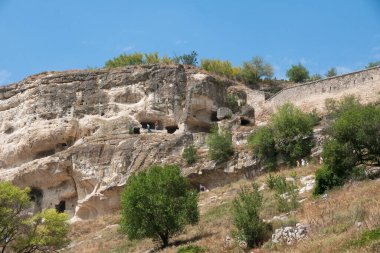 Bakhchisarai yakınlarındaki Chufut-Kale, Orta Kırım, 2 Ağustos 2012: Chufut-Kale Kırım Dağları 'ndaki mağaralar, Ortaçağ şehir kalesi, Kırım Karayipleri' nin ulusal anıtı, şimdi harabelerde yatıyor.