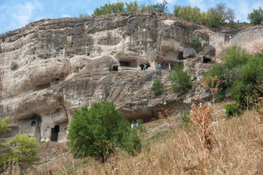 Bakhchisarai yakınlarındaki Chufut-Kale, Orta Kırım, 2 Ağustos 2012: Chufut-Kale Kırım Dağları 'ndaki mağaralar, Ortaçağ şehir kalesi, Kırım Karayipleri' nin ulusal anıtı, şimdi harabelerde yatıyor.