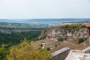 Kırım Dağları 'ndaki Chufut-Kale' nin Bakhchisarai istikametindeki antik caddeler, binalar ve mağaralar, Ortaçağ şehir kalesi, Kırım Karayipleri 'nin ulusal anıtı, şimdi harabe halinde, merkezi Kırım' da