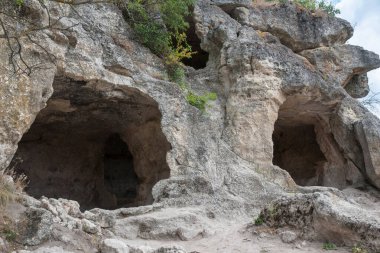Kırım Dağları 'ndaki Chufut-Kale Mağaraları, Ortaçağ şehir kalesi, Kırım Karayipleri' nin ulusal anıtı, şimdi orta Kırım 'ın merkezi Bakhchisarai yakınlarındaki harabelerde yatıyor.