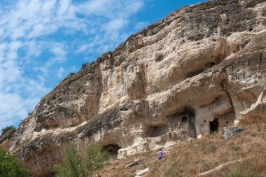 Bakhchisarai yakınlarındaki Chufut-Kale, Orta Kırım, 2 Ağustos 2012: Kırım Dağlarındaki Chufut-Kale Mağaraları, Ortaçağ şehir kalesi, Kırım Karayipleri 'nin ulusal anıtı, şimdi harabelerde yatıyor