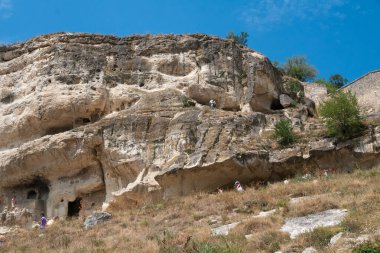 Bakhchisarai yakınlarındaki Chufut-Kale, Orta Kırım, 2 Ağustos 2012: Kırım Dağlarındaki Chufut-Kale Mağaraları, Ortaçağ şehir kalesi, Kırım Karayipleri 'nin ulusal anıtı, şimdi harabelerde yatıyor