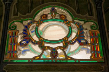 Bakhchisarai yakınlarındaki Chufut-Kale, merkez Kırım, 2 Ağustos 2012: 1532 Bakhchisaray Sarayı Büyük Han Camii 'nin lekeli cam penceresi 