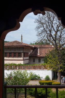 Bakhchisarai, merkez Kırım, 2 Ağustos 2012: Bakhchisaray Sarayı 'nın saray meydanına bakan antik saray binaları