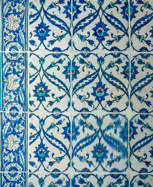 克里米亚中部Bakhchisarai 古代东方瓷砖 有蓝色花卉装饰 — 图库照片